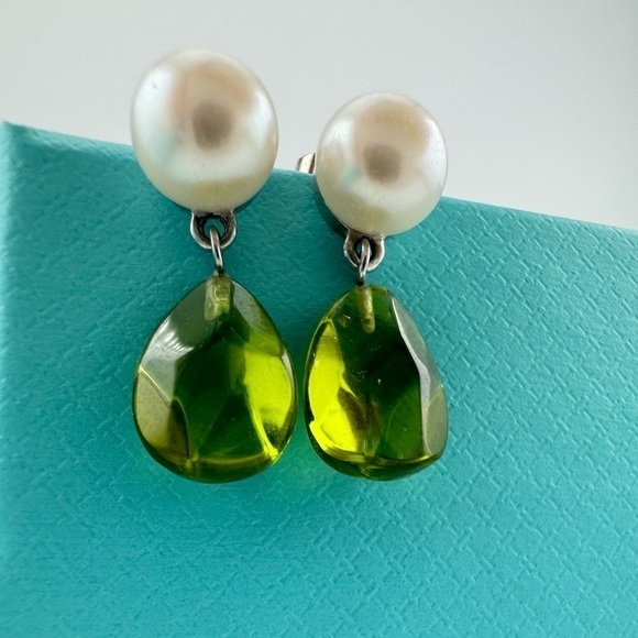 Vtg. Tiffany & Co. Freshwater Cultured Pearl and Peridot Drop Earrings 18k 💚 - Picture 1 of 10